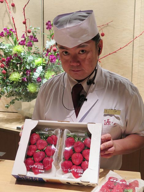 カウンターでは伊藤さん(板前)が 福岡産イチゴ「あまおう」をご用意しています。