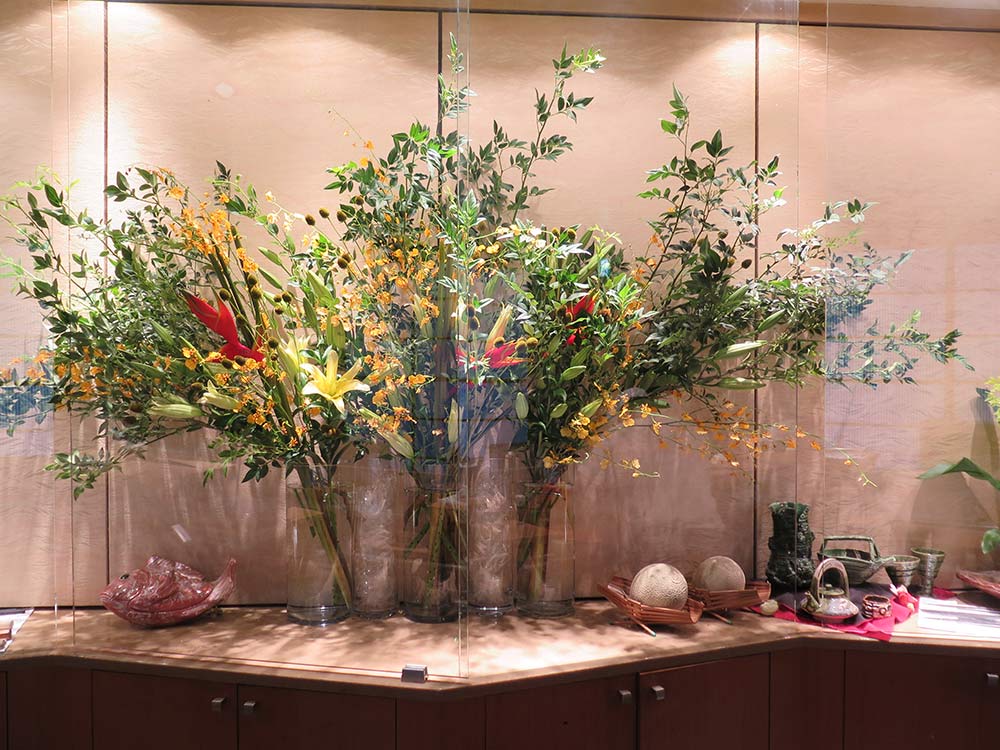 今週のお花 ソケイ 緑 ヘリユニア 赤 Otユリ 板前のおすすめ カキにアカガイ ボタンエビ 公式 名古屋 錦の寿司 会席料理店 鮨 日本料理 Serge源 S 錦店5階 セルジュゲンズ