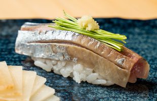 北海道産の秋刀魚の握り